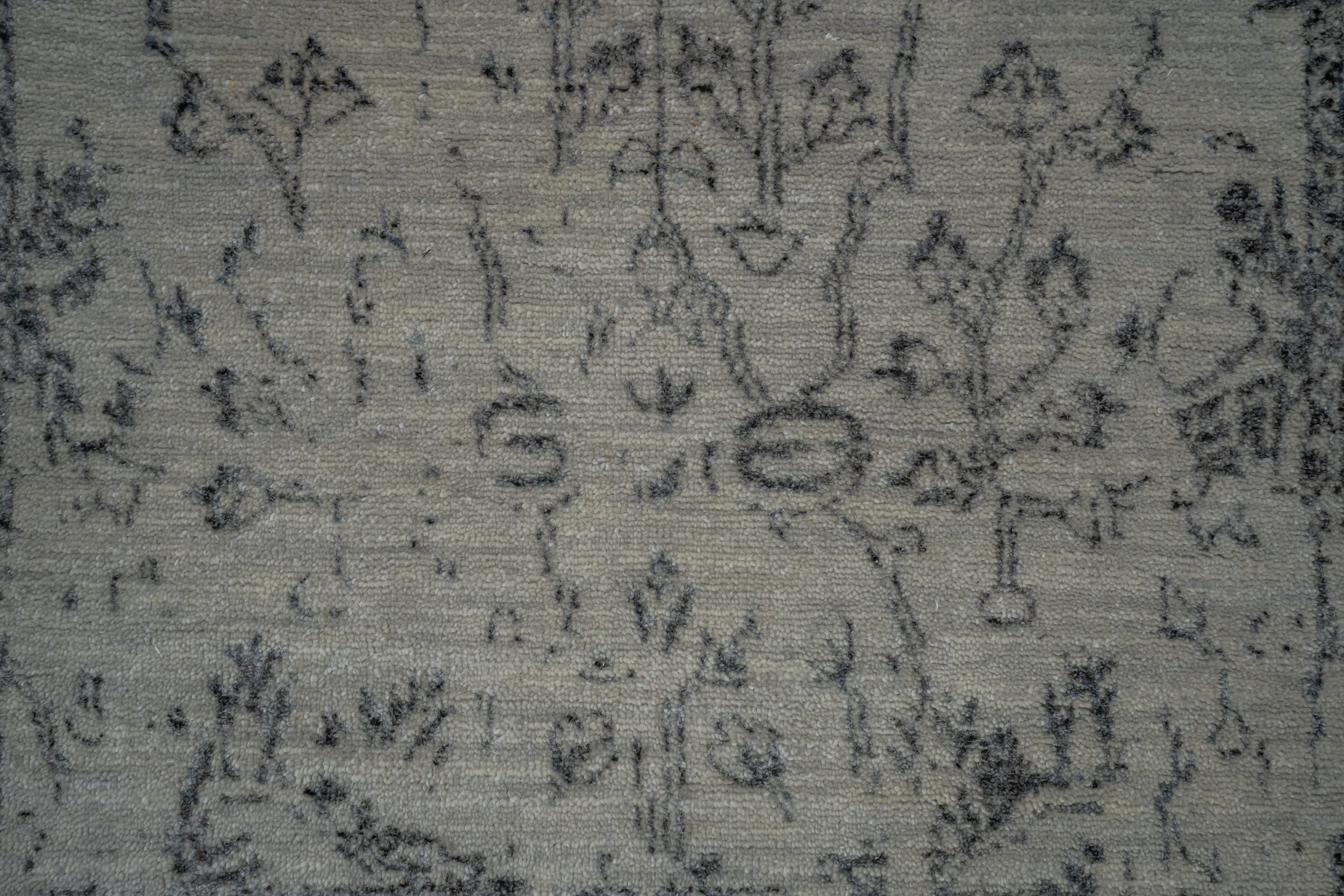 Handknotted Carpet DIA: 442 VASE 3, Silver & Black
